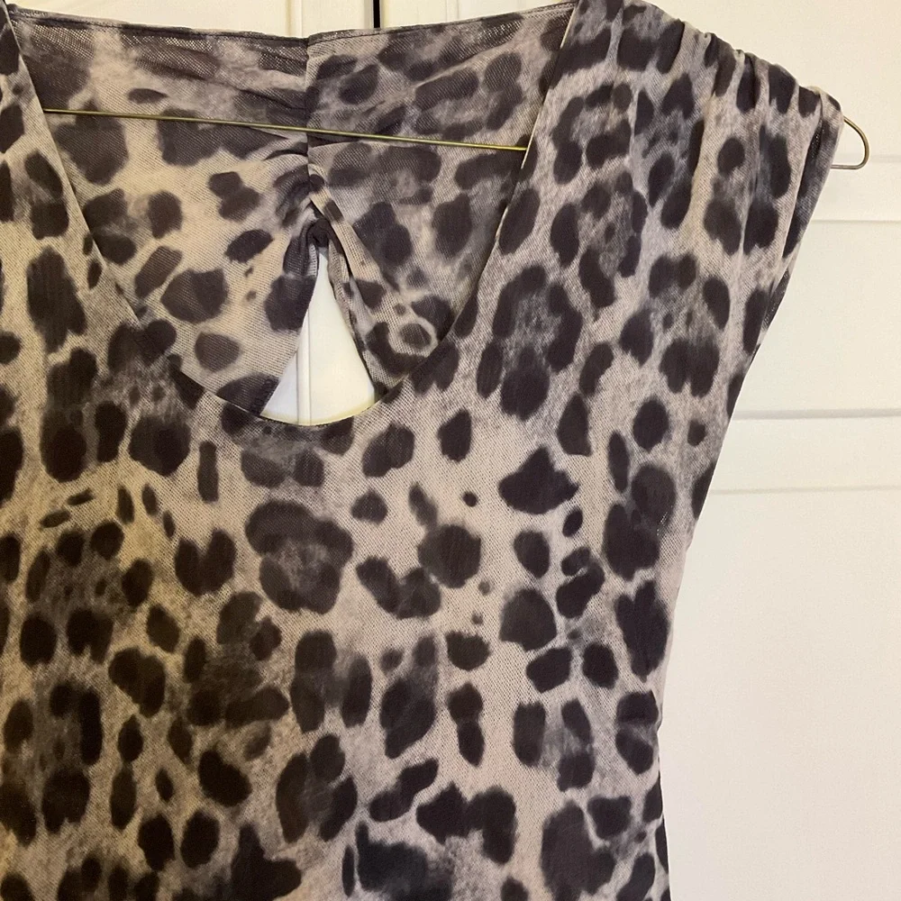 ❌FINAL PRICE❌ NY&Co Gray & Black Cheetah Print Top - Picture 4 of 7